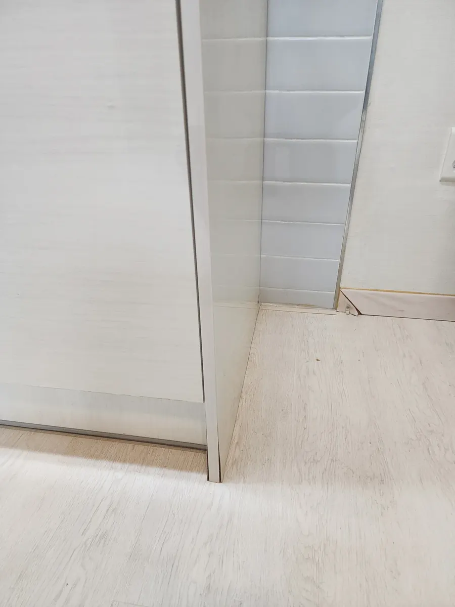 싱크대 옆판 벌어짐 — 벽과 벌어져 휜 옆판 아래쪽