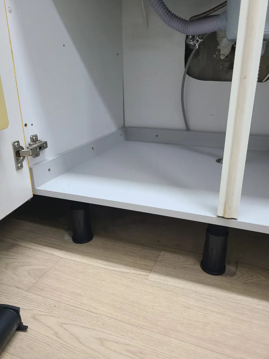 싱크대 하부장 물고임 — 다리를 단 새 바닥판을 넣은 하부장